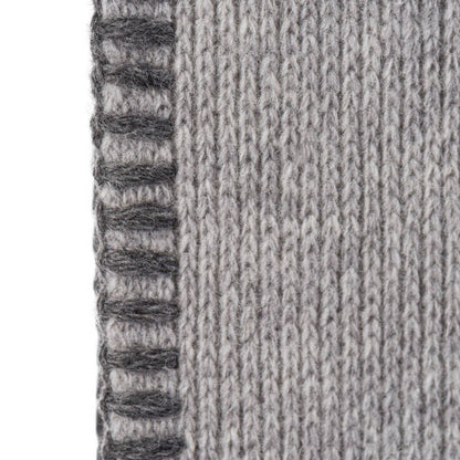 Wollplaid mit Zierstich in Grau-Dunkelgrau: Das Wollplaid "Glasgow" mit Zierstich ist ein stilvoller Überwurf für Sofa und Bett.