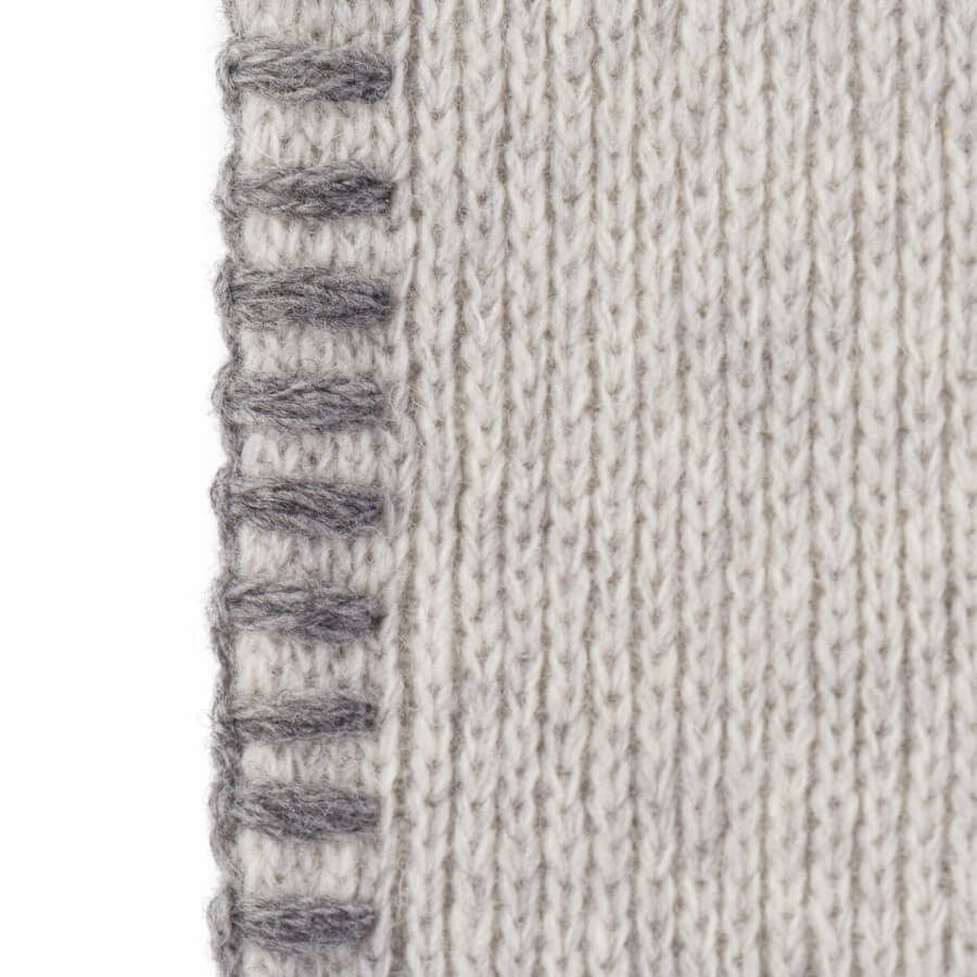 Wollplaid mit Zierstich in Marmor-Grau: Das Wollplaid "Glasgow" mit Zierstich ist ein stilvoller Überwurf für Sofa und Bett.