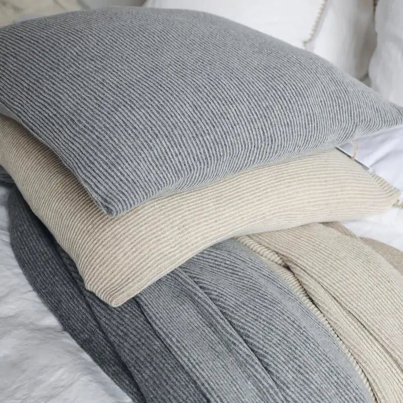 Wollplaid Edinburg in Dunkelgrau mit Streifen von Passion for Linen – weiche und stilvolle Wolldecke für ein gemütliches Zuhause.