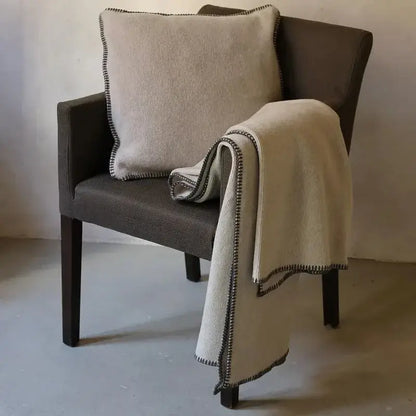 Wollplaid Glasgow in Marble Grau mit Zierstich – weiche und stilvolle Sofadecke für ein gemütliches Zuhause.